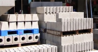 積み上げられたコンクリートブロック
