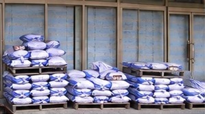パレットに積まれたセメント袋