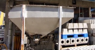 店頭の砂ホッパーとブロック